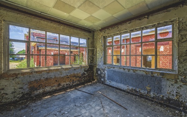 Empty room with large windows, peeling walls and visible brickwork, Prison H11, Lost Place,