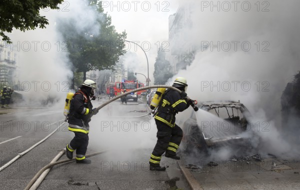 Fire brigade extinguishes burning cars on the Elbchaussee in Hamburg after the riots at the G20