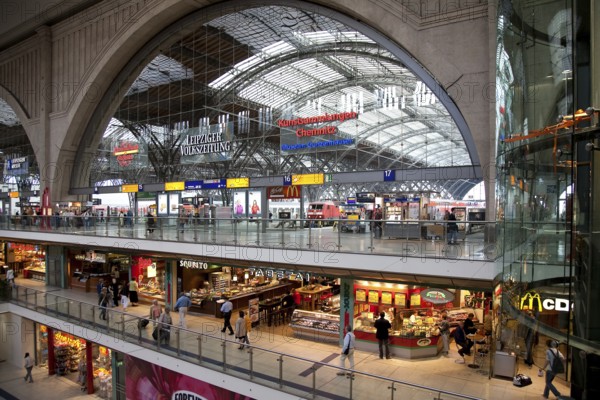 Leipzig Central Station View from the south into the platform hall and onto the two shopping levels