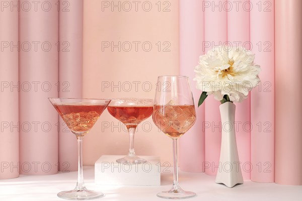 Festliche alkoholischen Cocktail Aperol Spritz, rot Martini, Tequila in Gläsern auf einem hellen