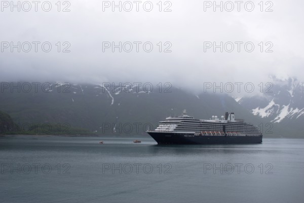Oosterdam cruise ship of America going to Hubbard glacier and Saint Elias mountain, the longest