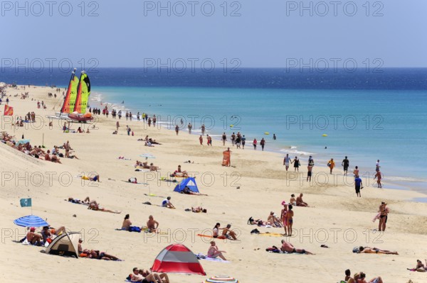 Holidaymakers on the beach, Morro Jable, Playa del Matorral, Jandia Peninsula, Fuerteventura,