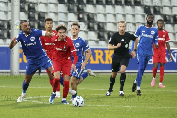 Yannick Häringer (Bahlinger SC /BSC) chases after his opponent Gabriel Carmine Pellegrion (SC