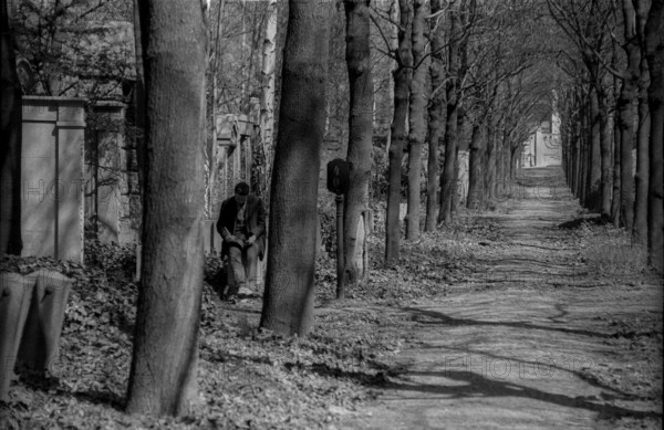 GDR, Berlin, 27.04.1987, Jewish cemetery Weißensee, in spring, drawing man with kippa (Star of