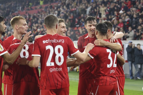 Cheers, hustle and bustle - Vincenzo Grifo (SC Freiburg) is celebrated by his colleagues after