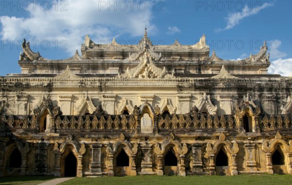 The Maha Aung Mye Bonzan Monastery was built in 1822 by Nanmadaw Me Nu, the first queen of King