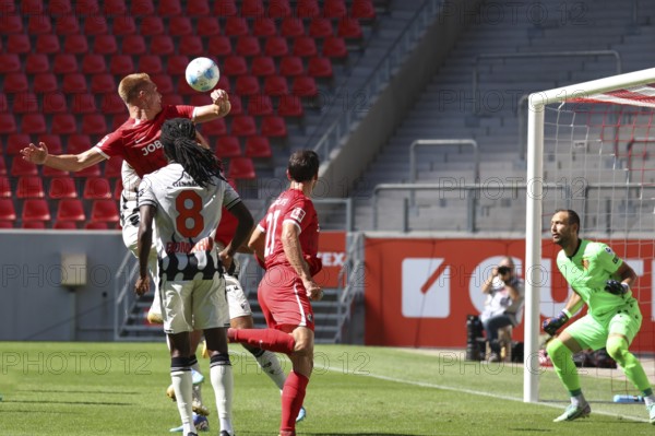 Philipp Lienhart (SC Freiburg) wins the header duel, in the background Marco Wörner (SC Freiburg)
