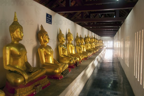 Wat Phra Sri Rattana Mahatat Woramahawihan (also referred to as Wat Yai) is famous throughout