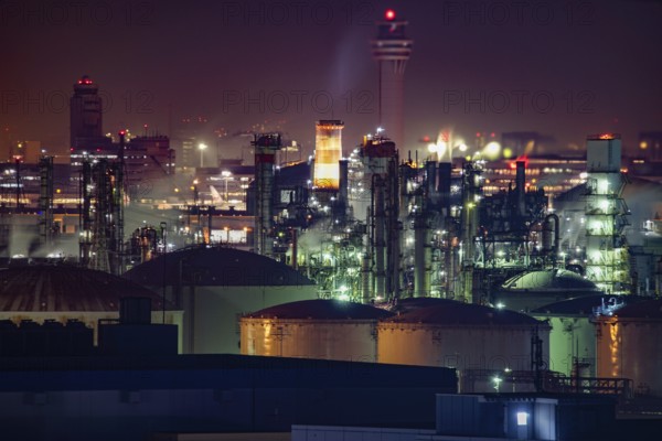 Night view of the Keihin industrial zone which is visible from the Kawasaki Marien. Shooting