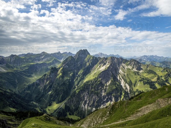 Fantastic panoramic hike from the Nebelhorn along the Laufbacher Eck via Schneck, Hofats and Oytal