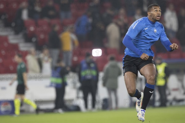 Football match, Isak HIEN Atalanta Bergamo jumps in the air looking upwards during the pre-match