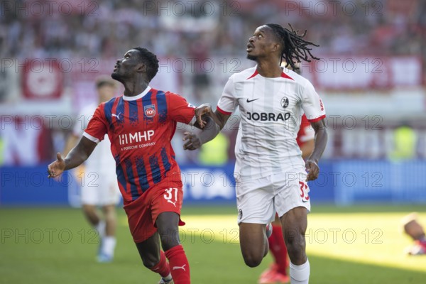 Football match, Sinlord CONTEH 1. FC Heidenheim left and Jordy MAKENGO SC Freiburg follow the ball