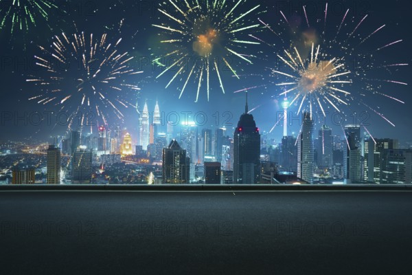 Asphalt leere Straßenseite mit Stadt Skyline und Feuerwerk Himmel Hintergrund . Nachtszene mit