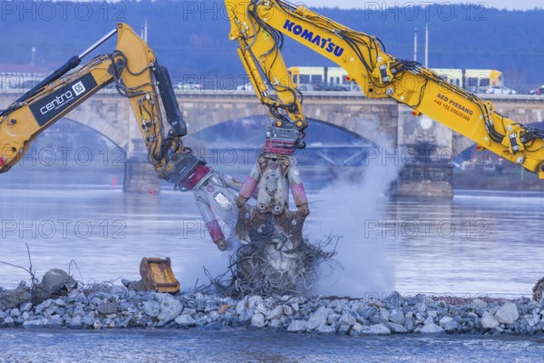 After the partial collapse of the Carola Bridge, demolition work continues on a dam built directly