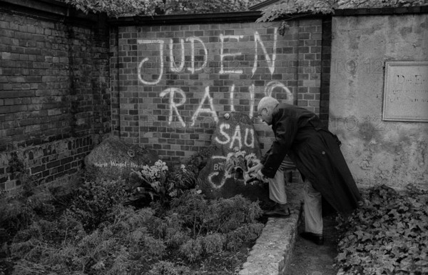 GDR, Berlin, 12 May 1990, demonstration/ rally against the desecration of Brecht's grave, Jews out,