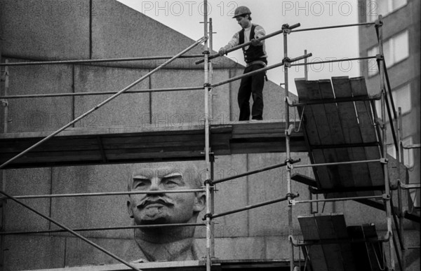 Germany, Berlin, 23 October 1991, Demolition of the Lenin monument on Leninplatz in Berlin