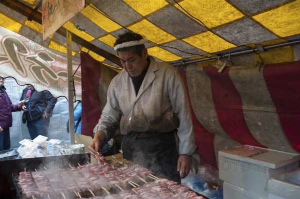 24.12.2017, Kyoto, Japan, Asia, A man prepares freshly roasted yakitori beef skewers at a stall in