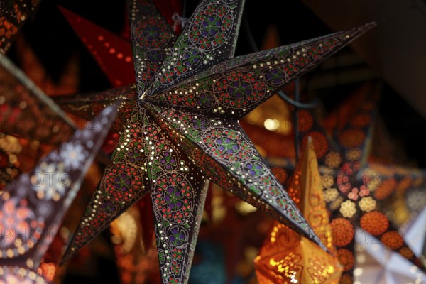 Decorative, illuminated stars with an artistic pattern create a warm, Christmassy atmosphere at a