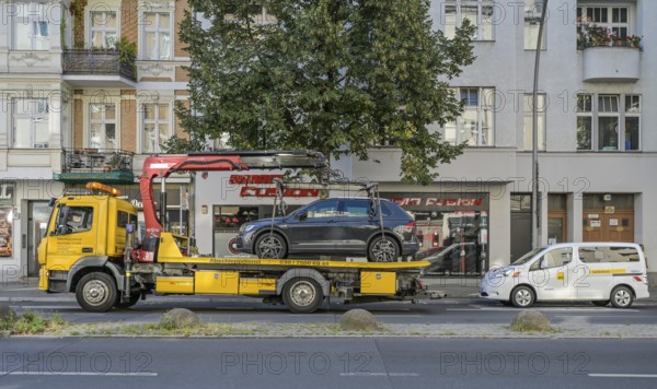 BVG tows away parking offenders in the bus lane, main street, Schöneberg, Tempelhof-Schöneberg,