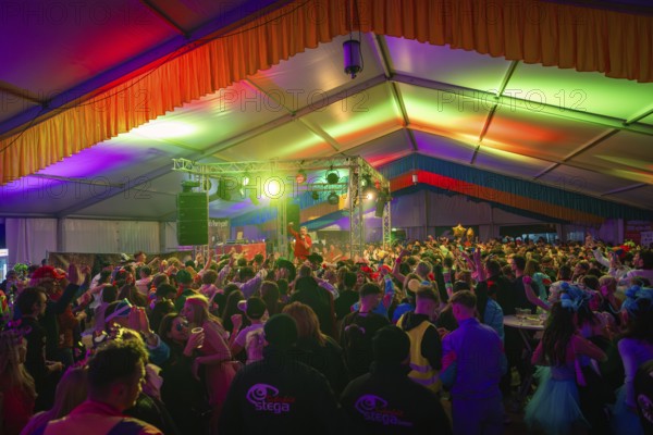 Lively concert with colourful lighting in a fully occupied tent, carnival, Schlagerkuchen Donzdorf,