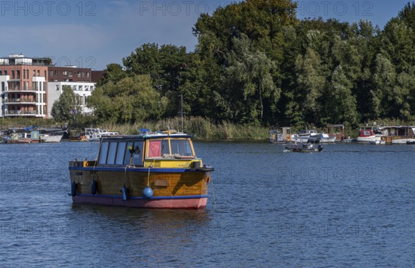 Houseboats and homeless shelters on the water in Rummelsburger Bucht, Berlin-Lichtenberg, Berlin,