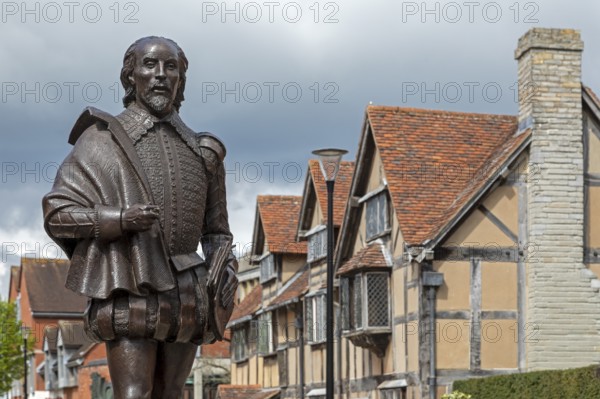 Statue and birthplace of William Shakespeare, Stratford-upon-Avon, Warwickshire, England, Great