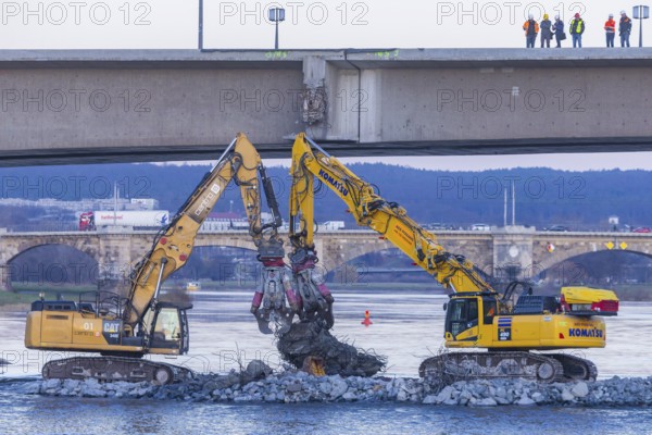 After the partial collapse of the Carola Bridge, demolition work continues on a dam built directly