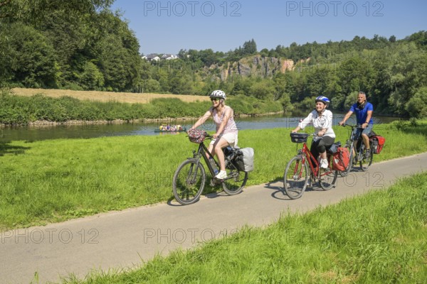Cyclist, cycle tour along the Lahn near Fachingen, Rhineland-Palatinate, Germany
