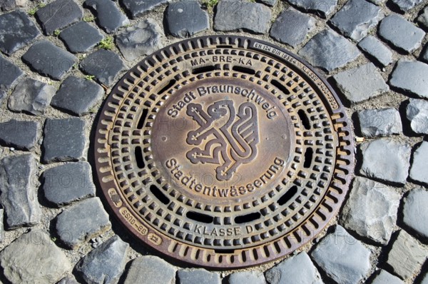 Manhole cover with coat of arms of Braunschweig, Braunschweig, Lower Saxony, Germany, municipal