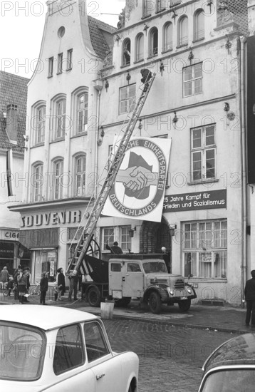 13.04.1971, Rostock, Rostock district, hanging a poster in the shape of the SED party badge,