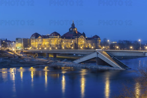 After the partial collapse of the Carola Bridge, a dam was built for the demolition work on the