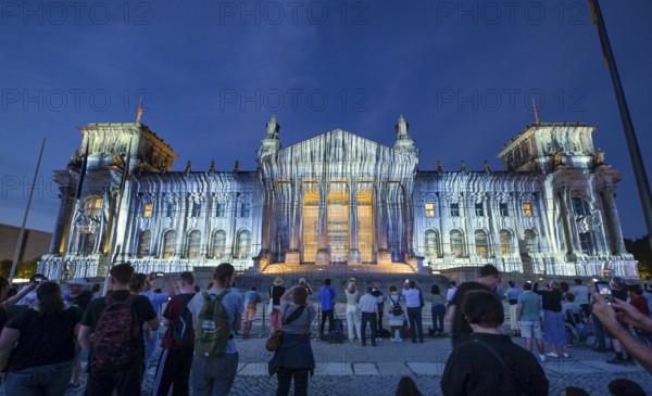 30 years after the wrapping, light installation commemorates Christo 1995, Wrapped Reichstag,