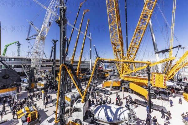 LG 1800-1.0 lattice boom crane with a maximum lifting height of 204 metres for wind turbines. BAUMA