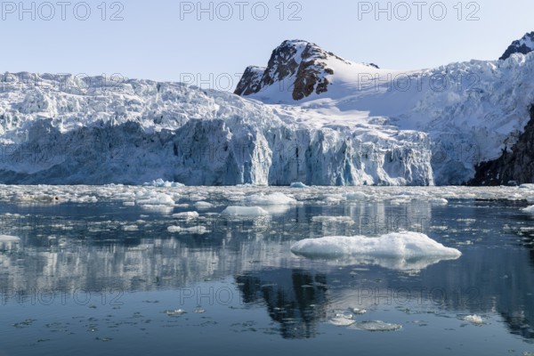 Glacier tongue, ice in front of a break-off edge, mountain peak, sea, Fugelfjorden, Spitsbergen,