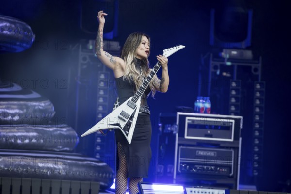 Kiki Wong, guitarist of The Smashing Pumpkins live on The Aghori Tour at the Berlin Zitadelle