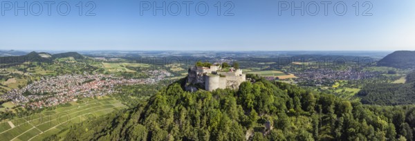Luftbild, Panorama von der hochmittelalterlichen Burgruine, Höhenburg Hohenneuffen am Albtrauf,