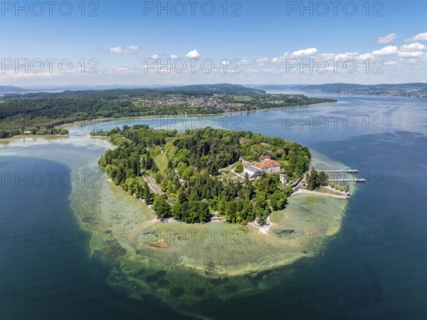 Die Insel Mainau im Bodensee mit dem Schiffanleger und dem barocken Schloss Mainau, erbaut zwischen