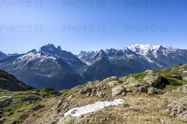 Mountain panorama with glaciated peaks, Aiguille du Midi and Mont Blanc, Aiguille de Mesure and