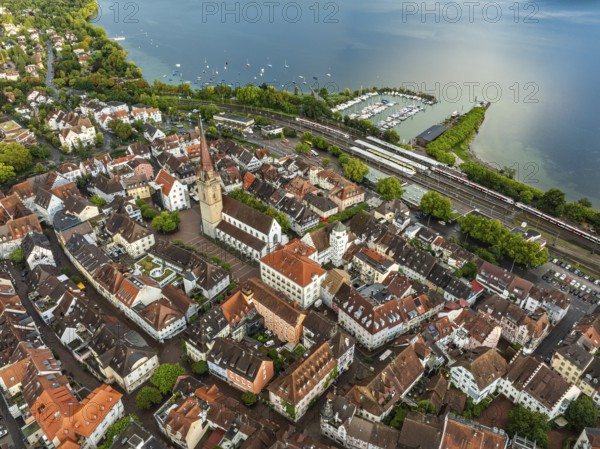 Luftbild von der Stadt Radolfzell am Bodensee mit der historischen Altstadt, dem Radolfzeller