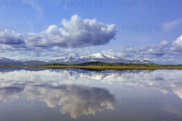 Mountain peak Storsnasen in the Snasahögarna mountain range reflected in Lake Ånnsjön, Jämtland