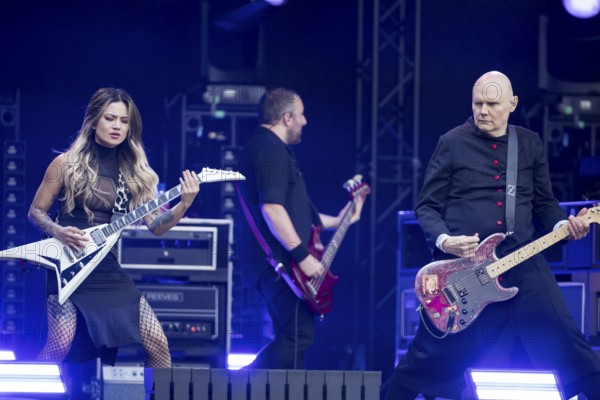 Kiki Wong (guitarist) and Billy Corgan (singer) from The Smashing Pumpkins live on The Aghori Tour