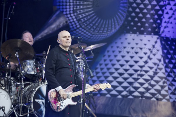 Jimmy Chamberlin (drummer) and Billy Corgan (singer) from The Smashing Pumpkins live on The Aghori