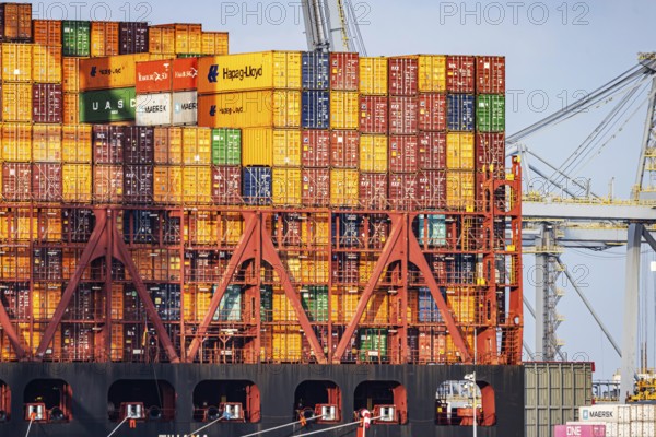 Container ship TIHAMA from Hapag Lloyd. With a length of 400 metres, the ULCV is one of the largest