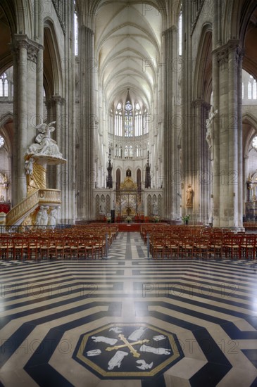 Interior view, floor labyrinth, commemorative plaque in honour of the builders and master builders