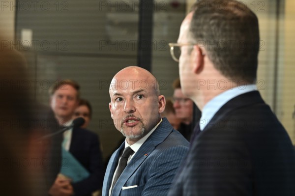 On the right, the chairman of the CDU/CSU parliamentary group, Jens Spahn (CDU), and his deputy
