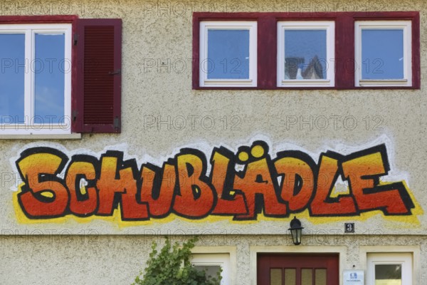 Clothes shop and meeting café Schublädle, mural, house facade, writing, social project, second-hand
