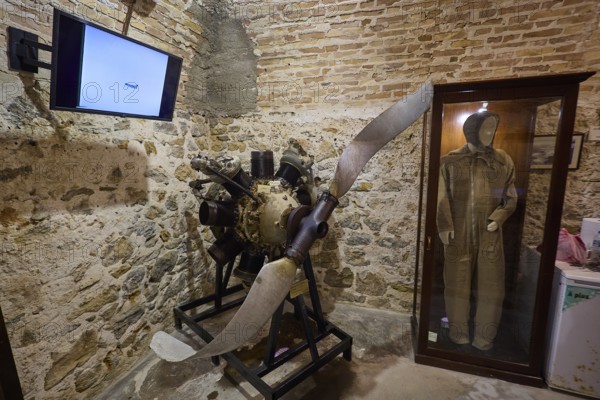 Exhibition with a large propeller engine next to a pilot's suit, War Museum, Military Museum,