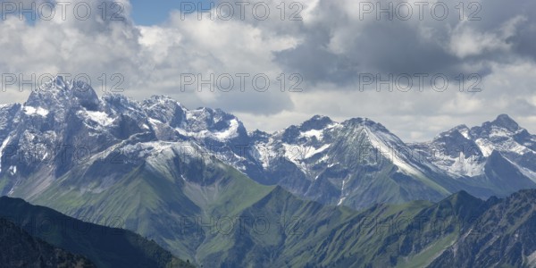 Mountain panorama after snowfall in July from the Zeigersattel on the Nebelhorn, 2224m, to the