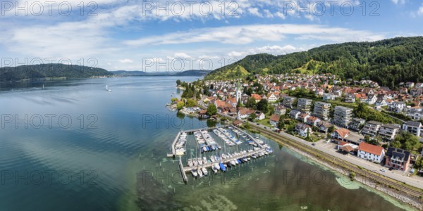 Luftbild, Panorama von der Ortschaft Sipplingen am Bodensee bei sommerlicher Vegetation, gegenüber