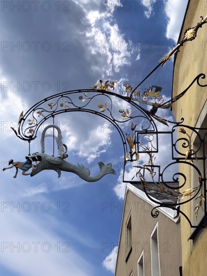 Nose sign Gasthaus Zum Walfisch, figure of Jonas and the whale, Unter den Schwibbögen 21,